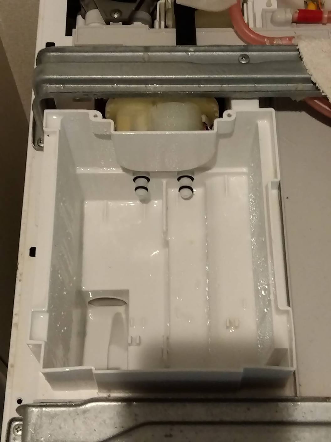 分解洗浄した洗濯機の部品